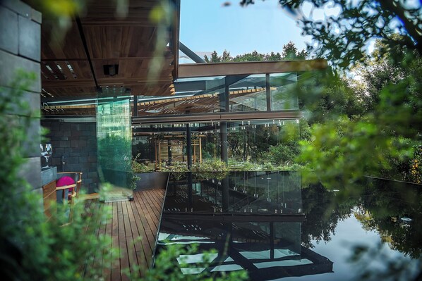 5 間餐廳,供應早餐、午餐和晚餐,法國料理