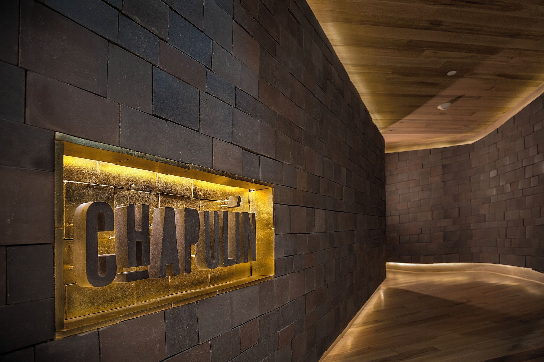 5 restaurants; breakfast, lunch, dinner, and brunch served
