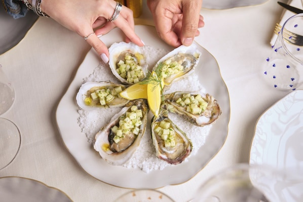 Un plato de ostras con una decoración de limón.