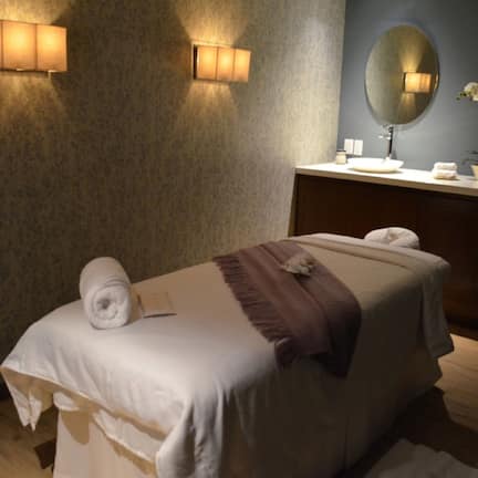 Couples treatment rooms, hot tub, body treatments, hydrotherapy
