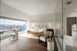 Suite, 1 kingsize bed | Luxe beddengoed, een kluis op de kamer, een bureau