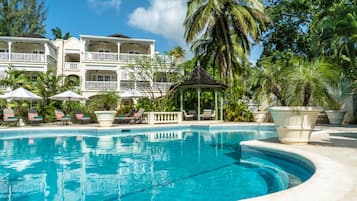 2 outdoor pools, pool loungers