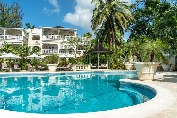 2 outdoor pools, pool loungers