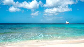 Di pantai, pasir putih, kursi berjemur, dan scuba diving