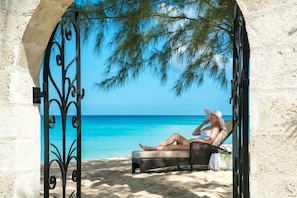 On the beach, white sand, sun loungers, scuba diving - Coral Reef Club (Holetown)