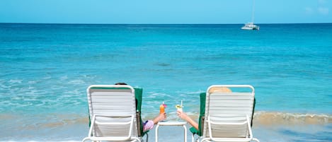 Aan het strand, wit zand, ligstoelen aan het strand, duiken