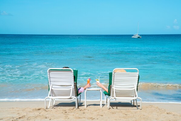 Sur la plage, sable blanc, chaise longue, plongée sous-marine