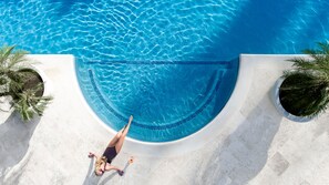 2 outdoor pools, sun loungers - Coral Reef Club (Holetown)
