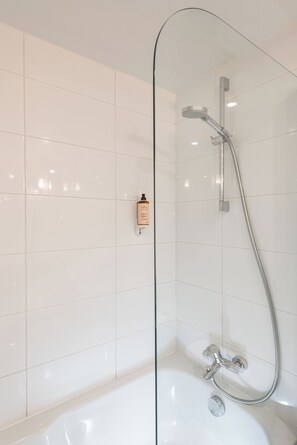 Classic Room, 1 Double Bed | Bathroom | Shower, eco-friendly toiletries, hair dryer, towels