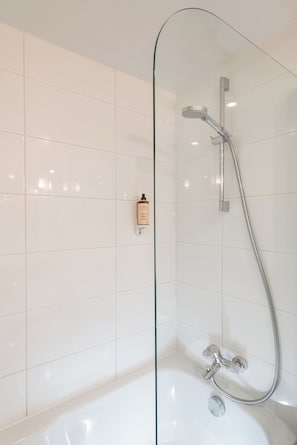 Quarto clássico, 1 cama de casal | Banheiro | Chuveiro, produtos de toalete biodegradáveis, secador de cabelo