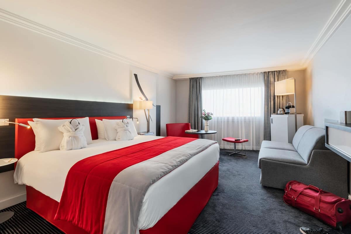 privilege, family room, 1 double bed with sofa bed | premium bedding, in-room safe, desk, blackout curtains