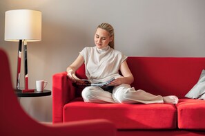 Phòng Suite, 1 giường cỡ king và sofa giường | Bộ đồ giường cao cấp, két bảo mật tại phòng, bàn, màn/rèm cản sáng