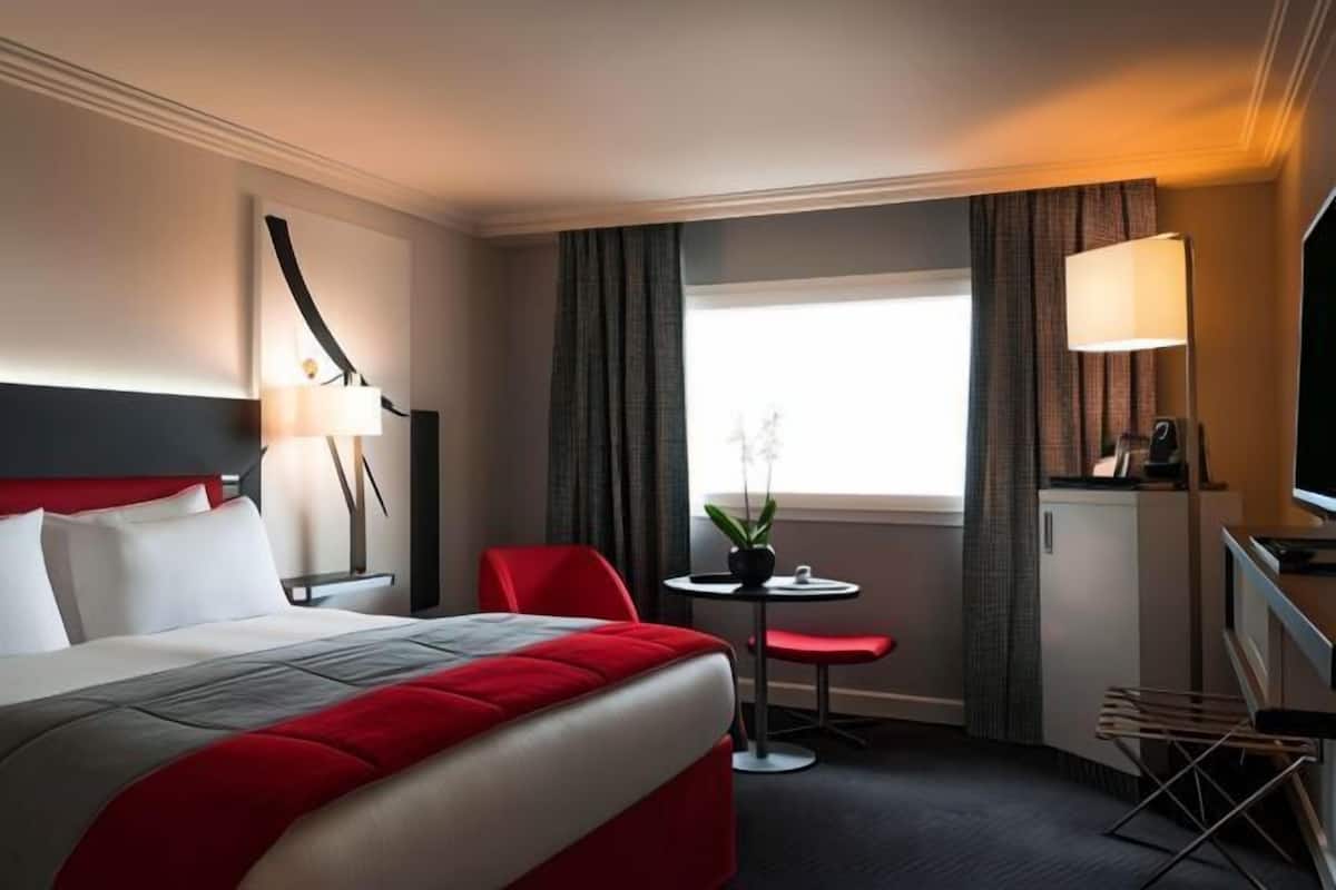 Premium bedding, in-room safe, desk, blackout curtains