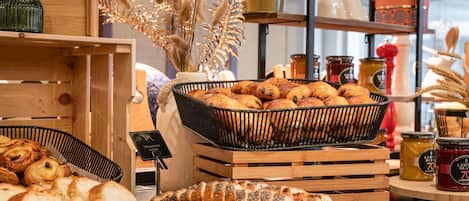 Tägliches Frühstücksbuffet gegen Gebühr