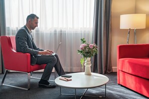 Suite, 1 très grand lit et 1 canapé-lit | Literie de qualité supérieure, coffres-forts dans les chambres, bureau