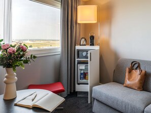 Premium-sengetøj, pengeskab på værelset, skrivebord