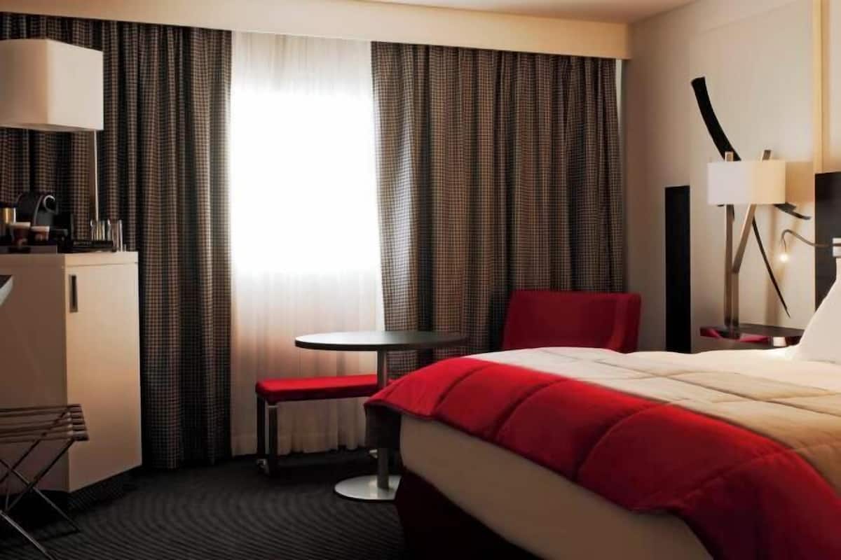 Premium bedding, in-room safe, desk, blackout curtains