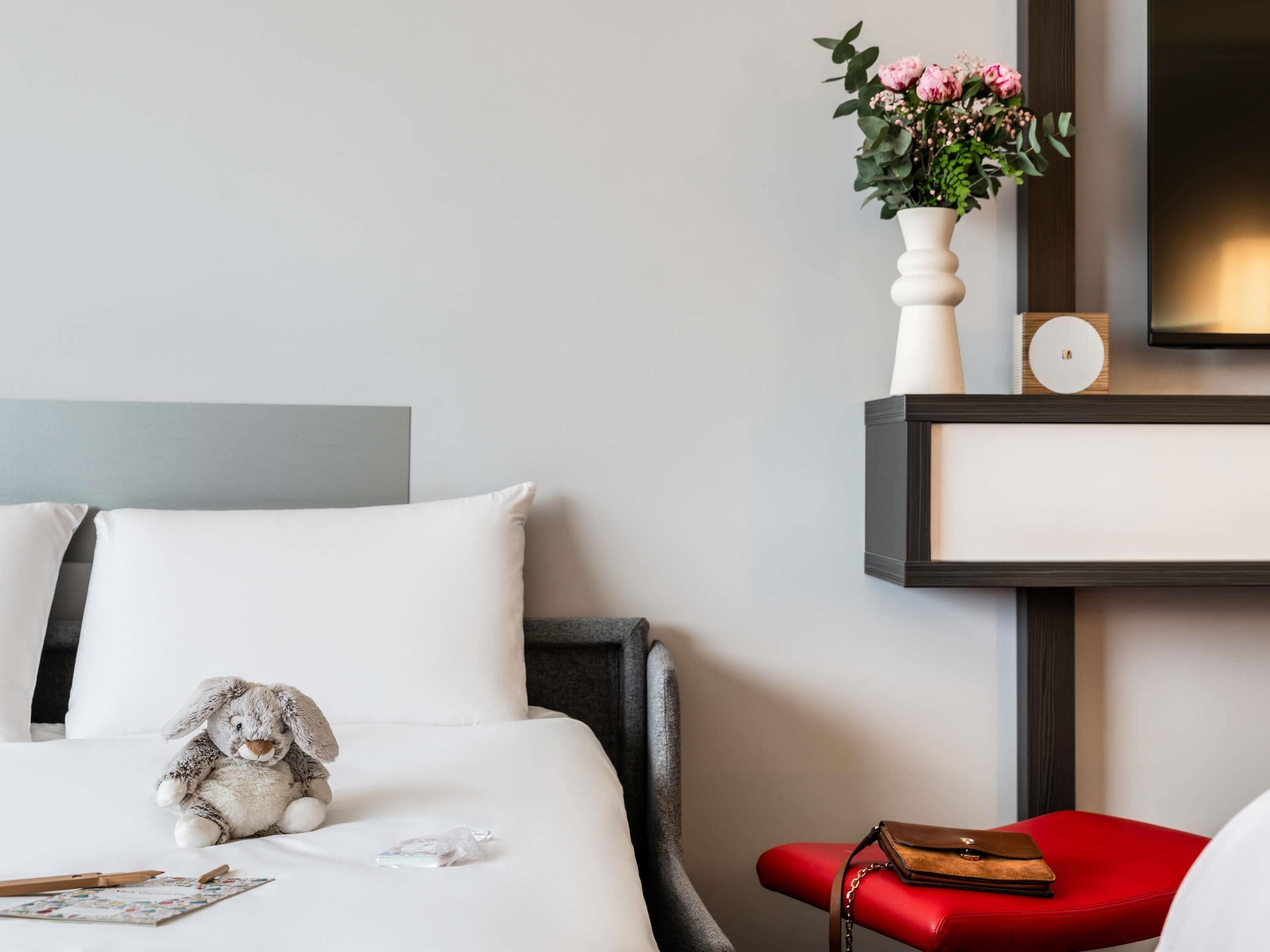 Ropa de cama de alta calidad y caja de seguridad en la habitación 