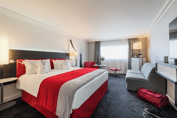 Roupas de cama premium, cofres nos quartos, escrivaninha