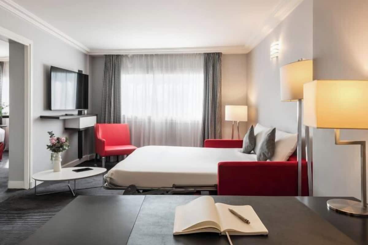 Luxe beddengoed, een kluis op de kamer, een bureau