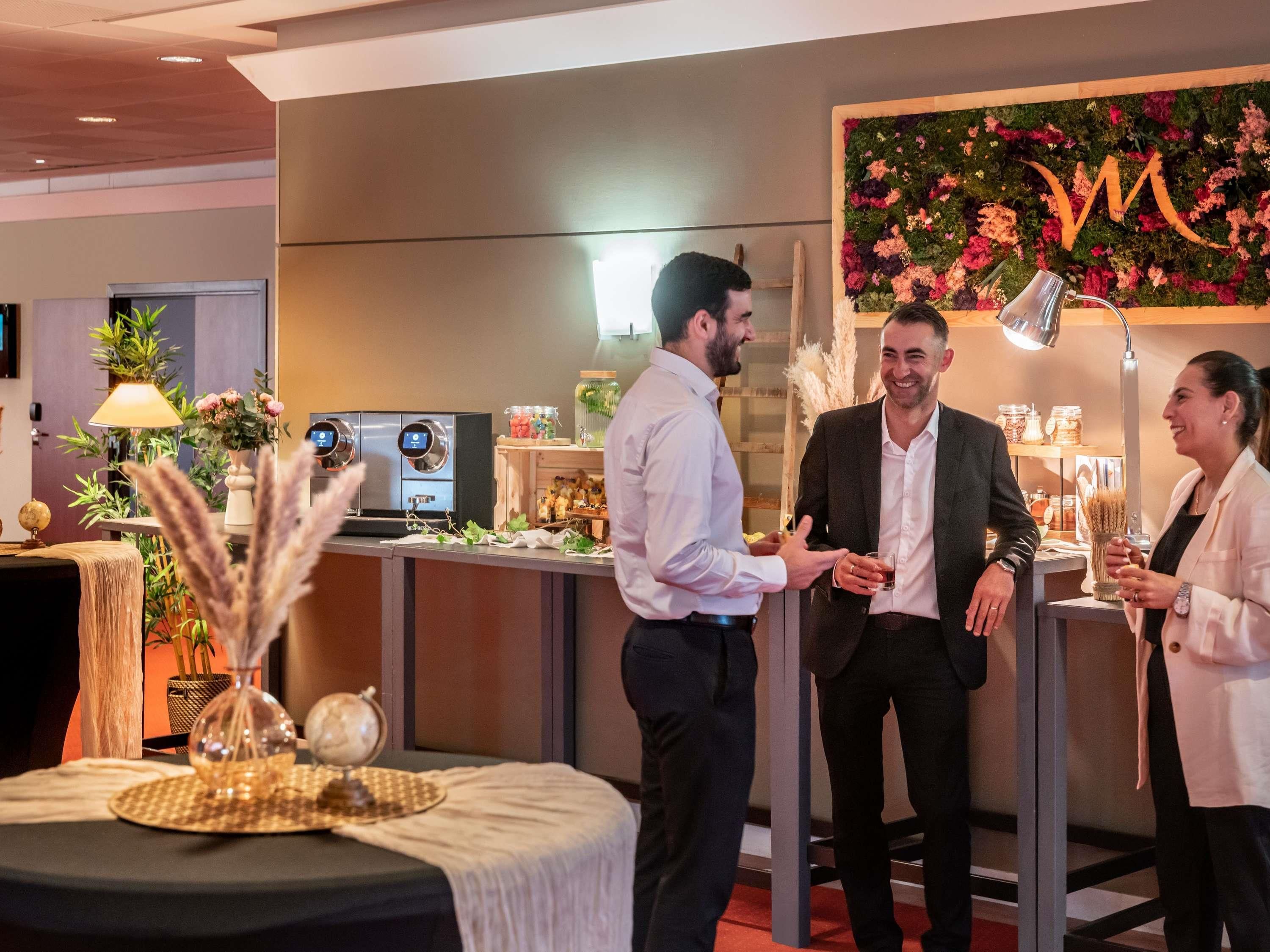 Uma área de bar com buffet, um globo e uma parede decorativa.