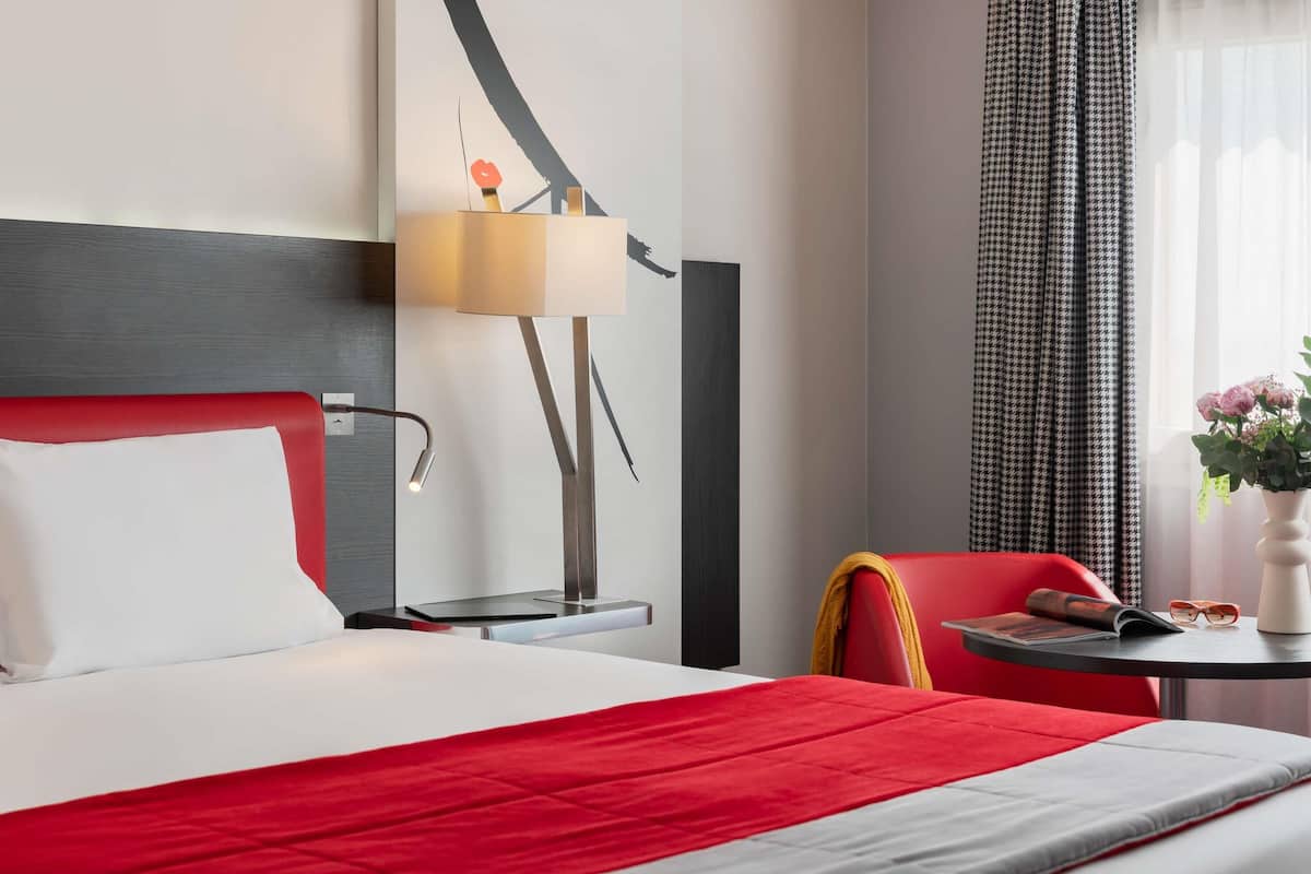 Roupas de cama premium, cofres nos quartos, escrivaninha