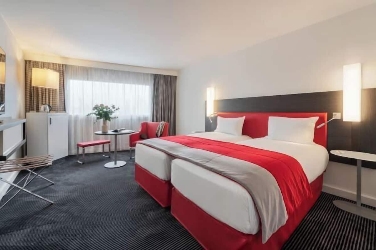 Luxe beddengoed, een kluis op de kamer, een bureau