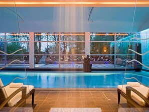 Piscine couverte, accès possible de 07 h 00 à 23 h 00, chaises longues 