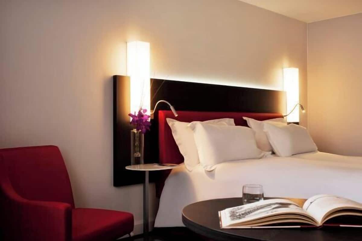 Premium bedding, in-room safe, desk, blackout curtains