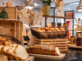 Se ofrece un desayuno bufé (20.5 EUR por persona)