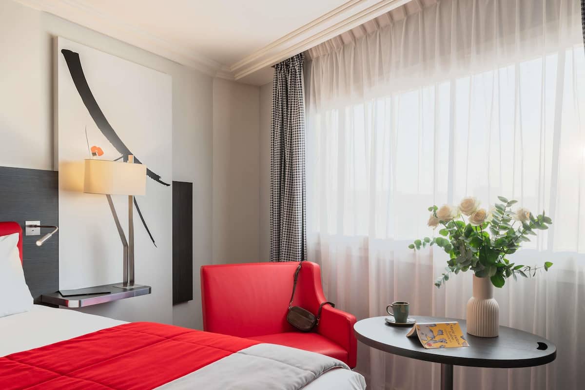 Premium bedding, in-room safe, desk, blackout curtains