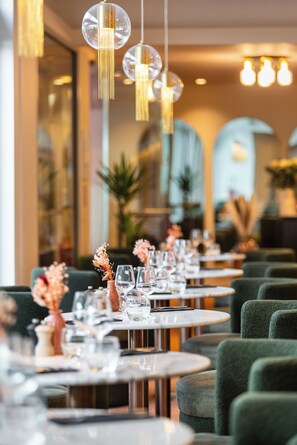 Déjeuner, dîner et souper servis sur place