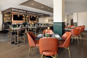 Petit déjeuner et dîner servis sur place, spécialités Cuisine américaine