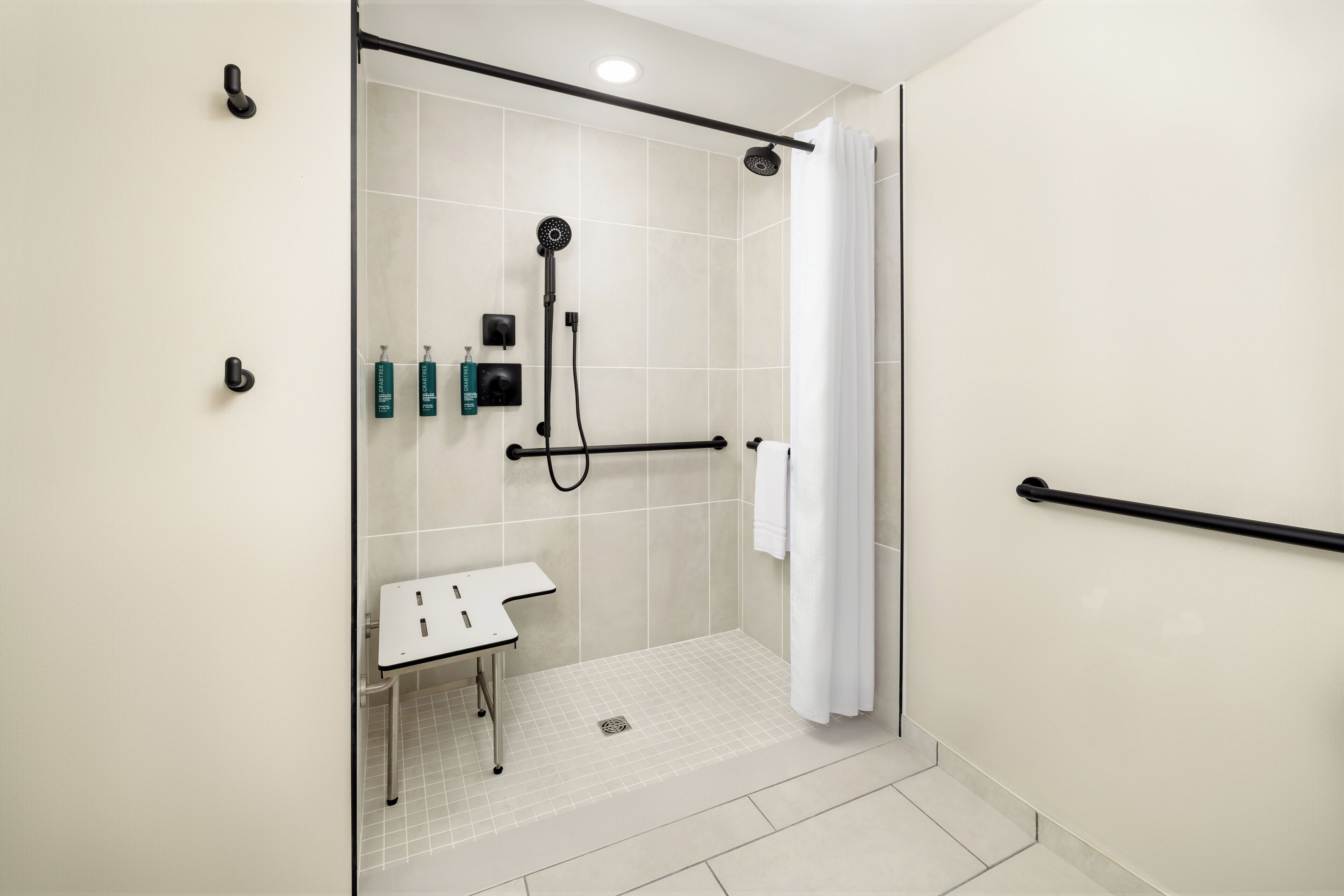 Un baño moderno con ducha, lavabo e inodoro.