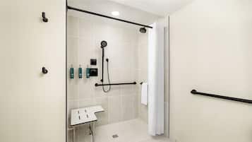 Un baño moderno con ducha, lavabo e inodoro.