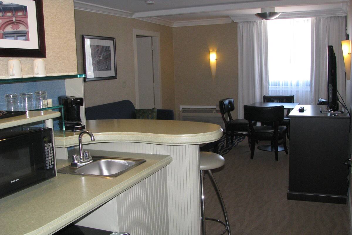 suite, 1 king bed | down duvets, pillow-top beds, desk, laptop workspace