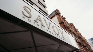 Ein Hotelschild mit der Aufschrift "SAVOY HOTEL FRANKFURT".