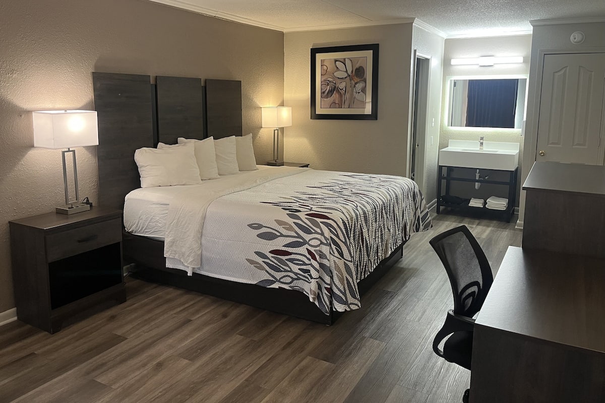 Desk, laptop workspace, free WiFi, bed sheets