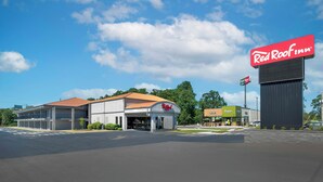 A Red Roof Inn with a large sign, a parking lot, and a building with a red roof. - Red Roof Inn Manchester, TN (Manchester)