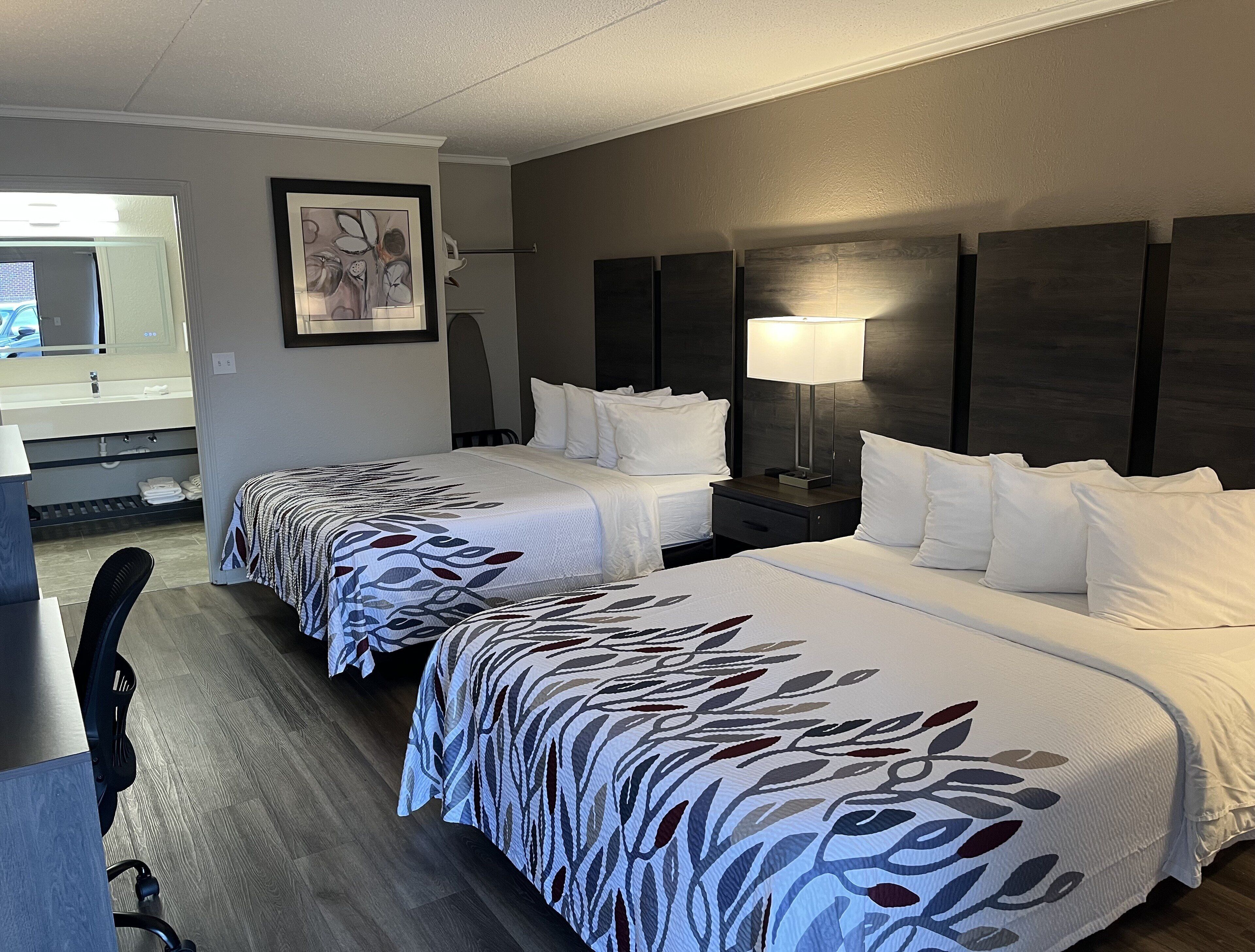 Escritorio, espacio para trabajar con laptop y wifi gratis 