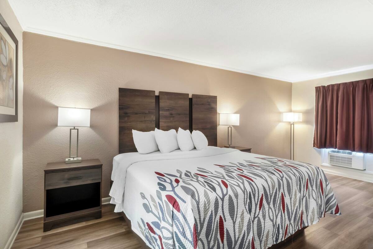 Desk, laptop workspace, WiFi (free), bed sheets