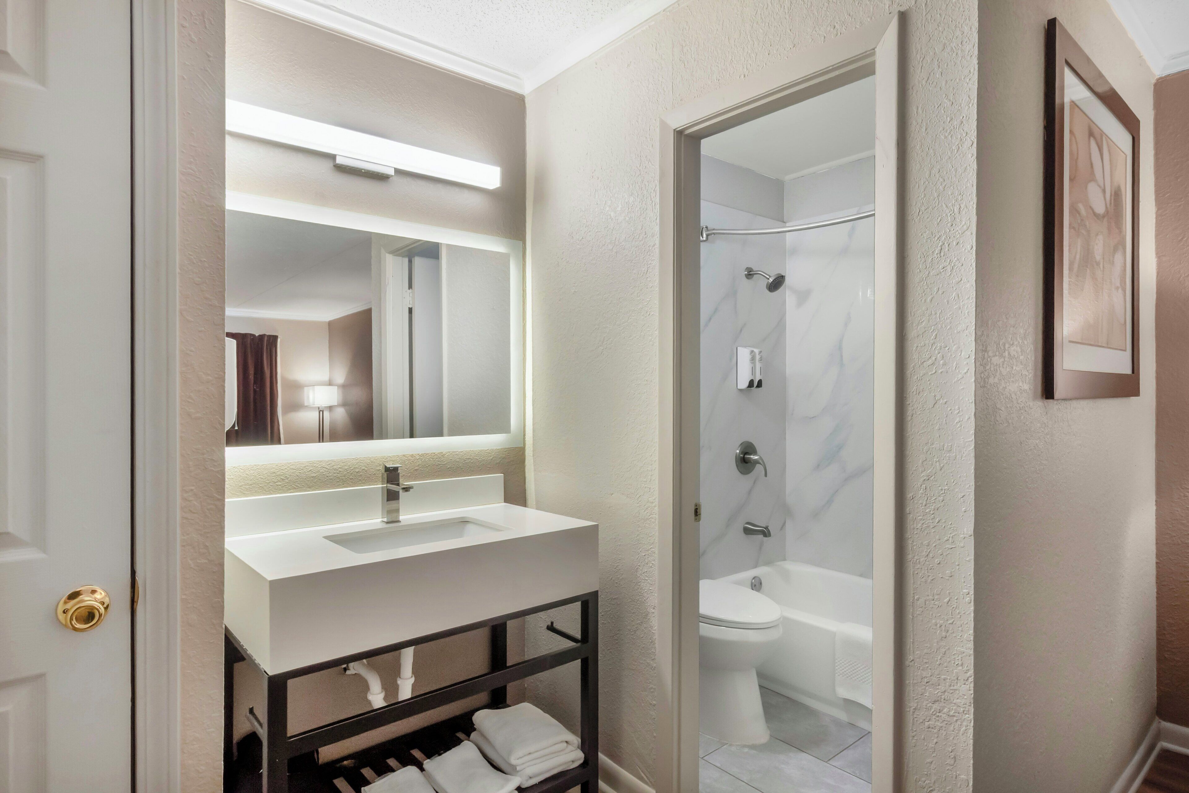 Combined shower/tub, hair dryer, towels