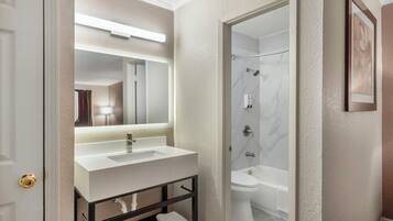 Combined shower/tub, hair dryer, towels