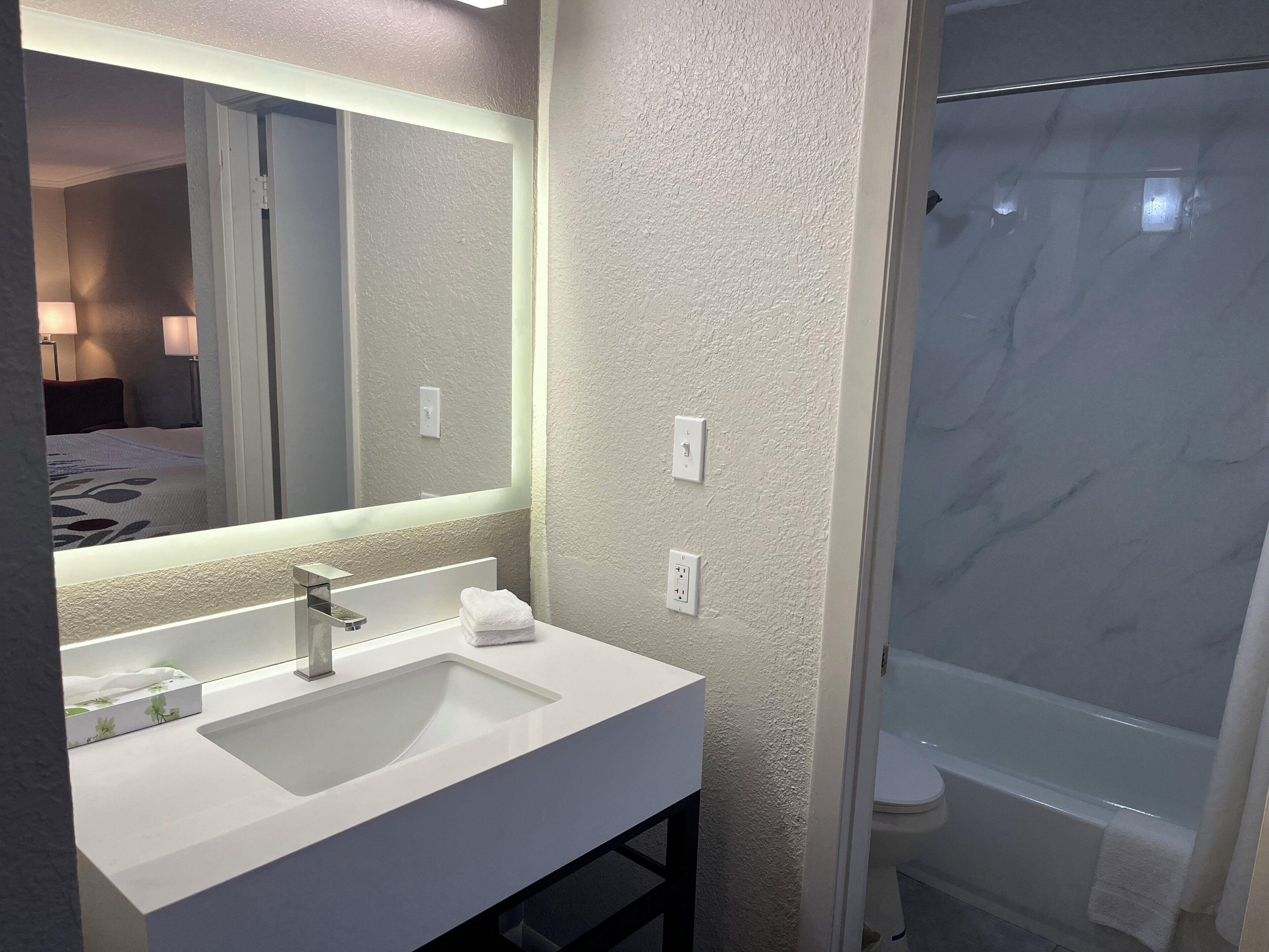 Escritorio, espacio para trabajar con laptop y wifi gratis 