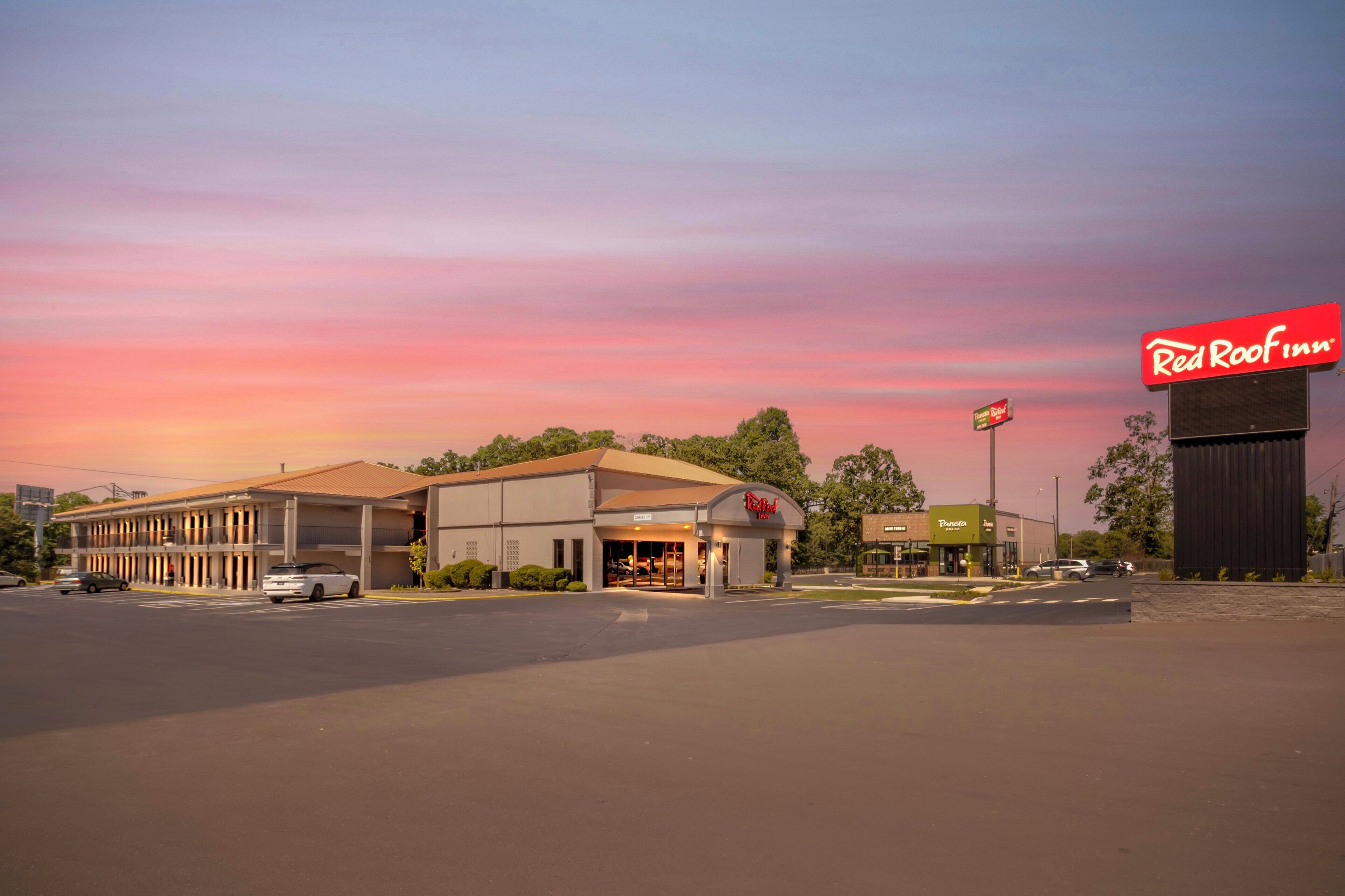 A Red Roof Inn with a parking lot, a drive-thru, and a visible storefront.