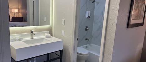 Combined shower/tub, hair dryer, towels