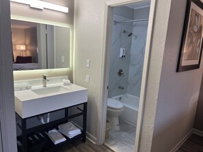 Suihkun ja ammeen yhdistelmä, pyyhkeet