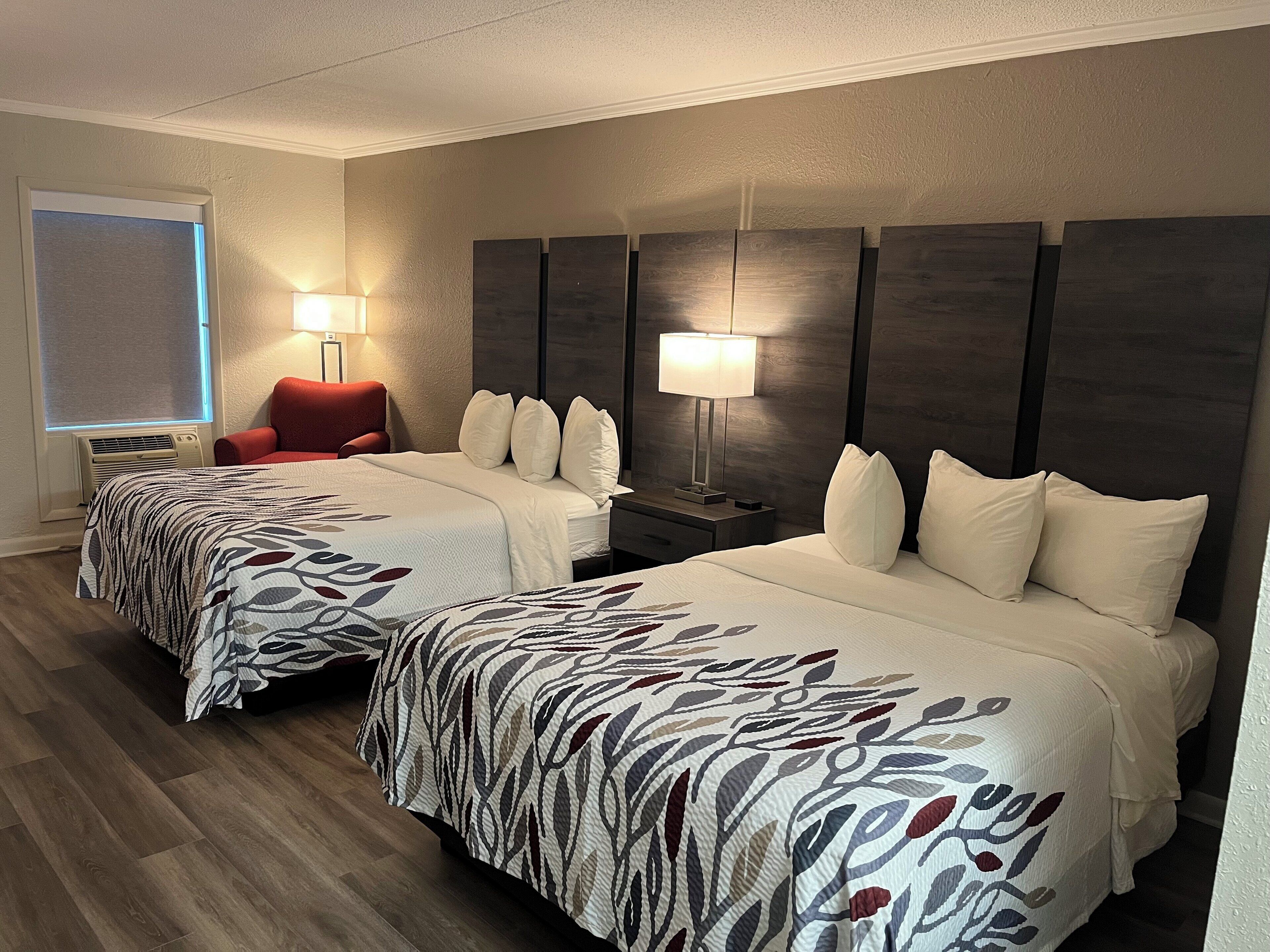 Escritorio, espacio para trabajar con laptop y wifi gratis 