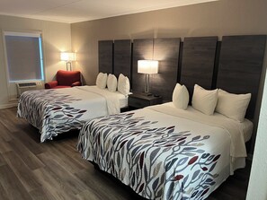 Desk, laptop workspace, free WiFi, bed sheets - Red Roof Inn Manchester, TN (Manchester)