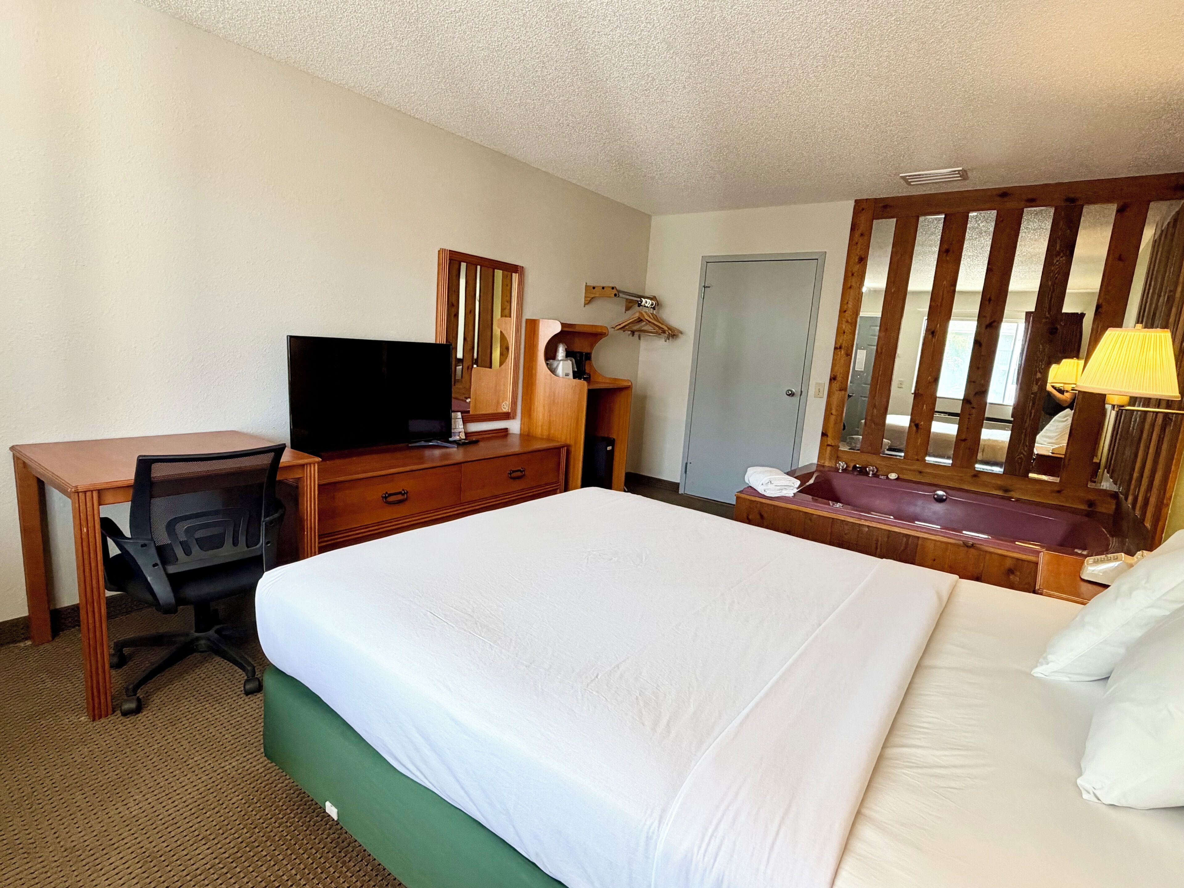 Deluxe Room, 1 Queen Bed, Jetted Tub | Iron/ironing board, cribs (free), WiFi (free), alarm clocks